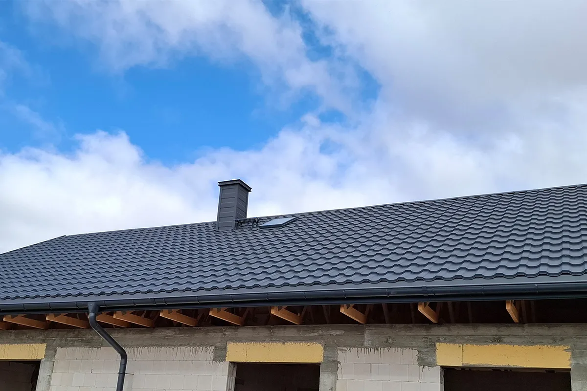 Realizacja dachu – Halickie. Pokrycie – blachodachówka REN Topmat 7016